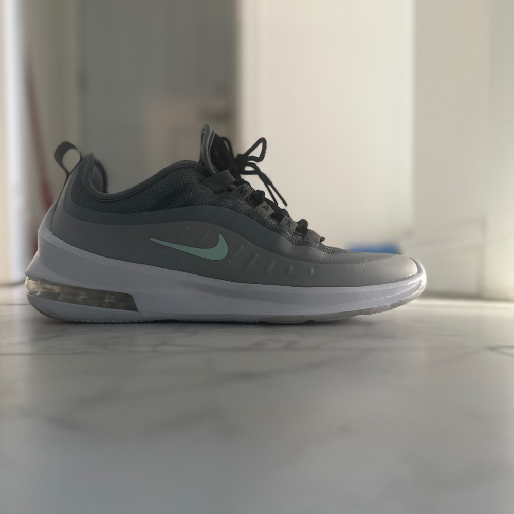 Nike Women’s Air Max Axis